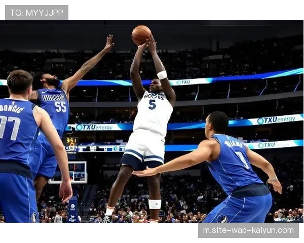 爱德华兹第59分钟连换三人 对位调整加强中后场防守硬度